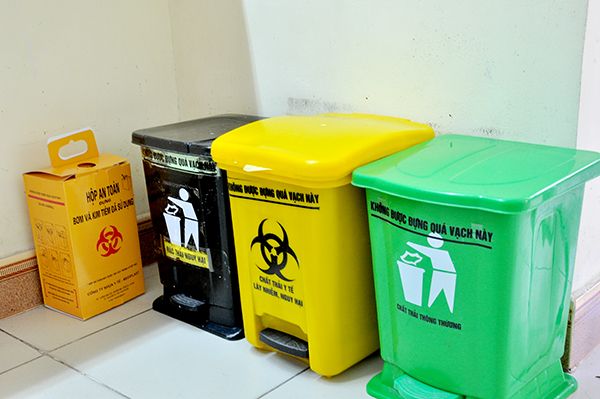 Các thùng rác ở bệnh viện cần có đạp chân để tránh việc mọi người phải tiếp xúc trực tiếp